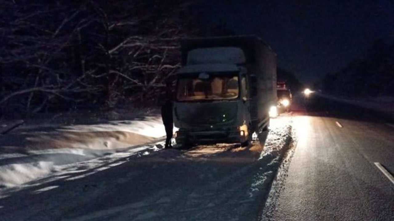 В Туймазах водитель грузовика застрял на трассе в -25 градусов мороза