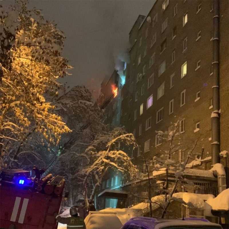 В Уфе из огня в многоквартирном доме пожарные спасли 16 человек
