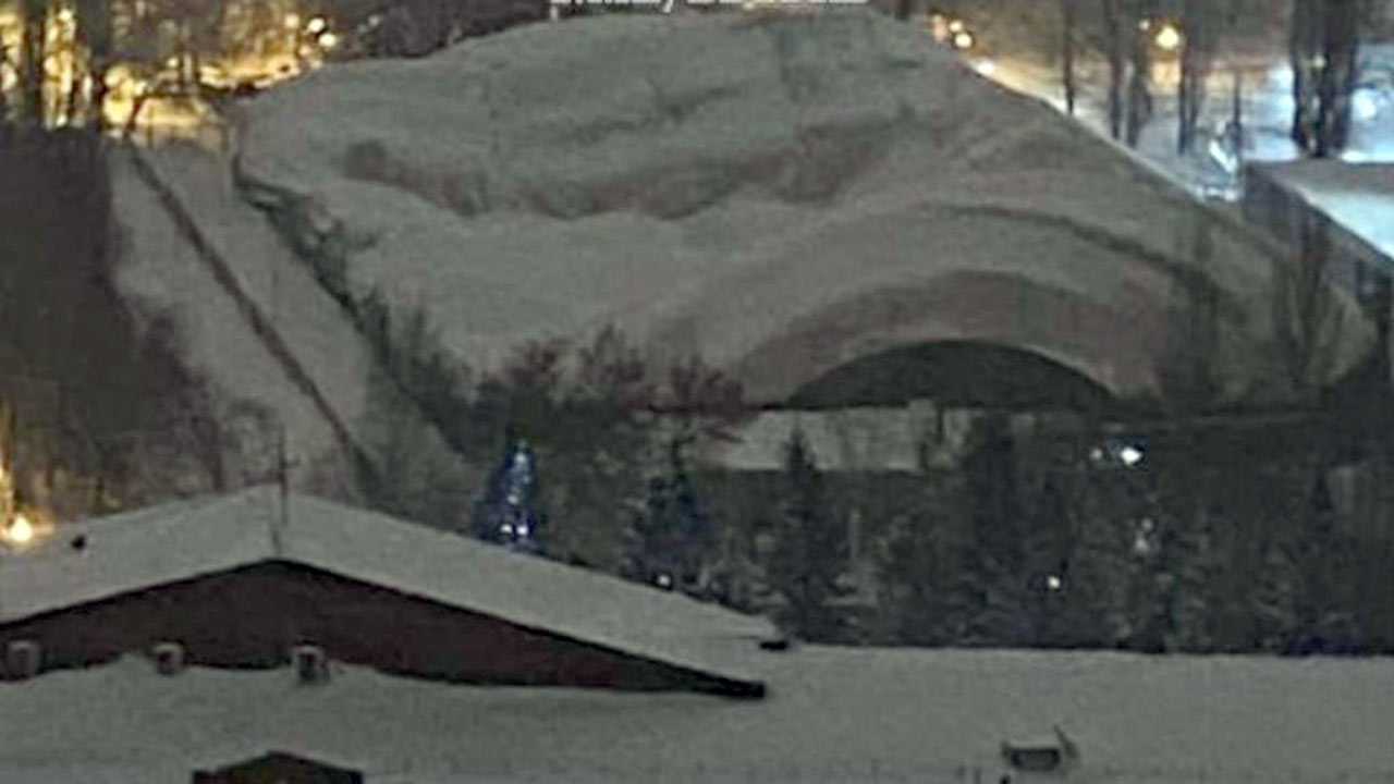 В Уфе под тяжестью снега просела крыша спортивной школы