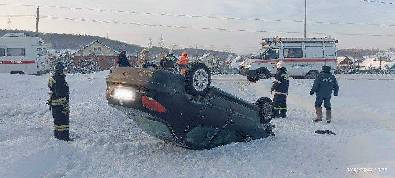 В Салаватском районе Башкирии автомобиль перевернулся на крышу