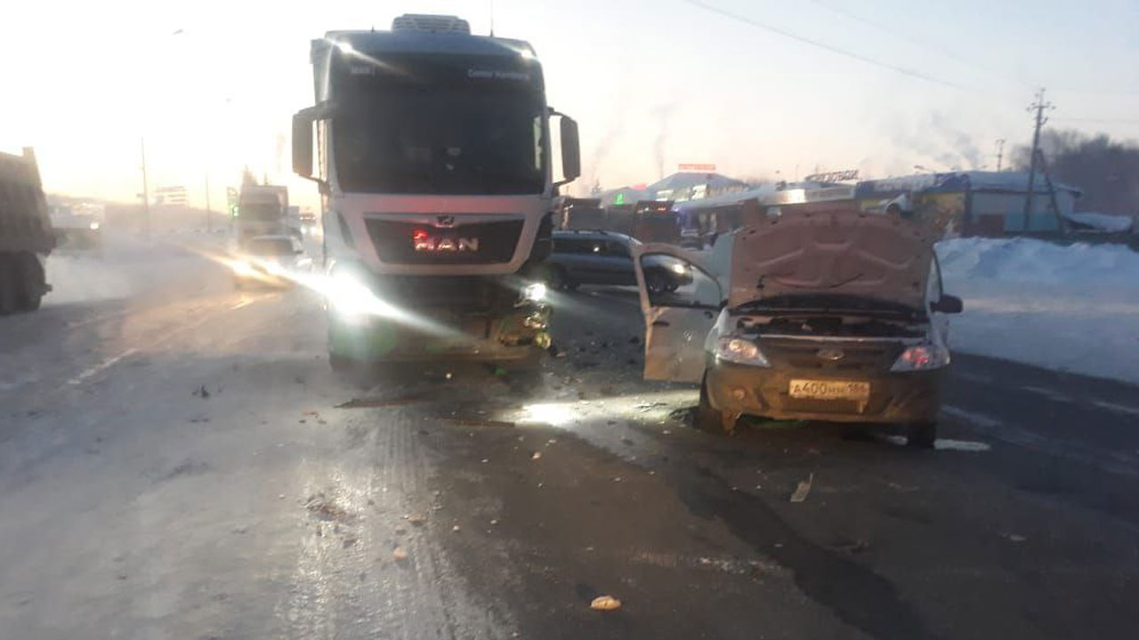 На автодороге М5 "Урал" в Иглинском районе Башкирии столкнулись легковушка и грузовик