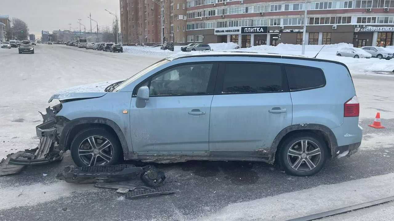 В Уфе на перекрестке Цюрупа и Ибрагимова столкнулись 2 автомобиля: пострадала женщина