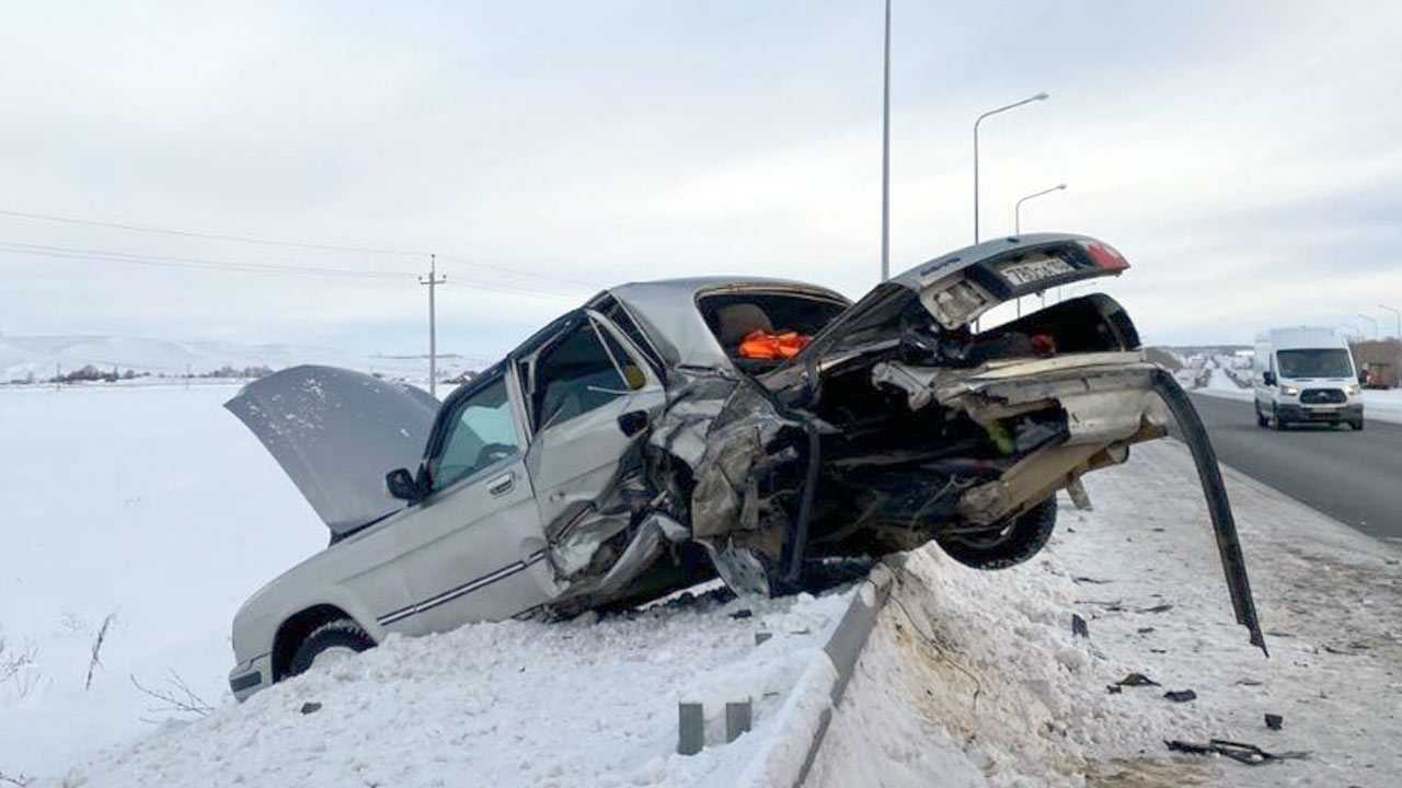 В Благоварском районе Башкирии водитель «Лады Ларгус» врезался в попутную «Волгу»: пострадали 3 пассажира