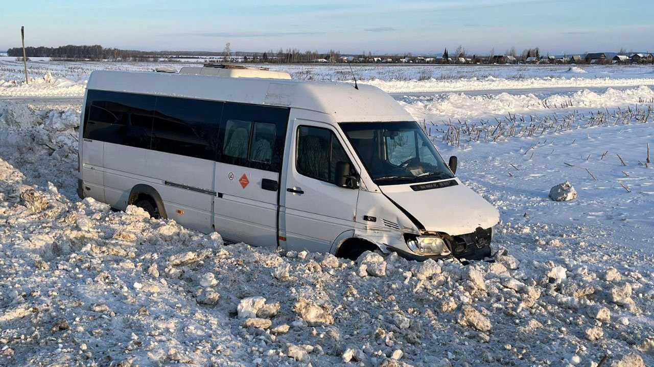 В Кармаскалинском районе Башкирии с попутным УАЗ столкнулся пассажирский автобус