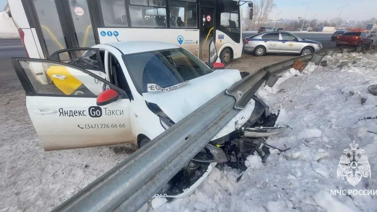 В Уфе в массовой аварии с участием автобуса и такси пострадал человек