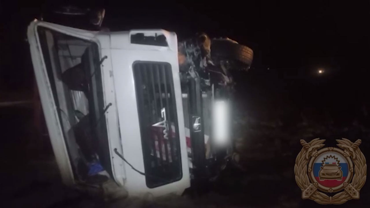 В Янаульском районе Башкирии 3 человека пострадали в ДТП с грузовиком