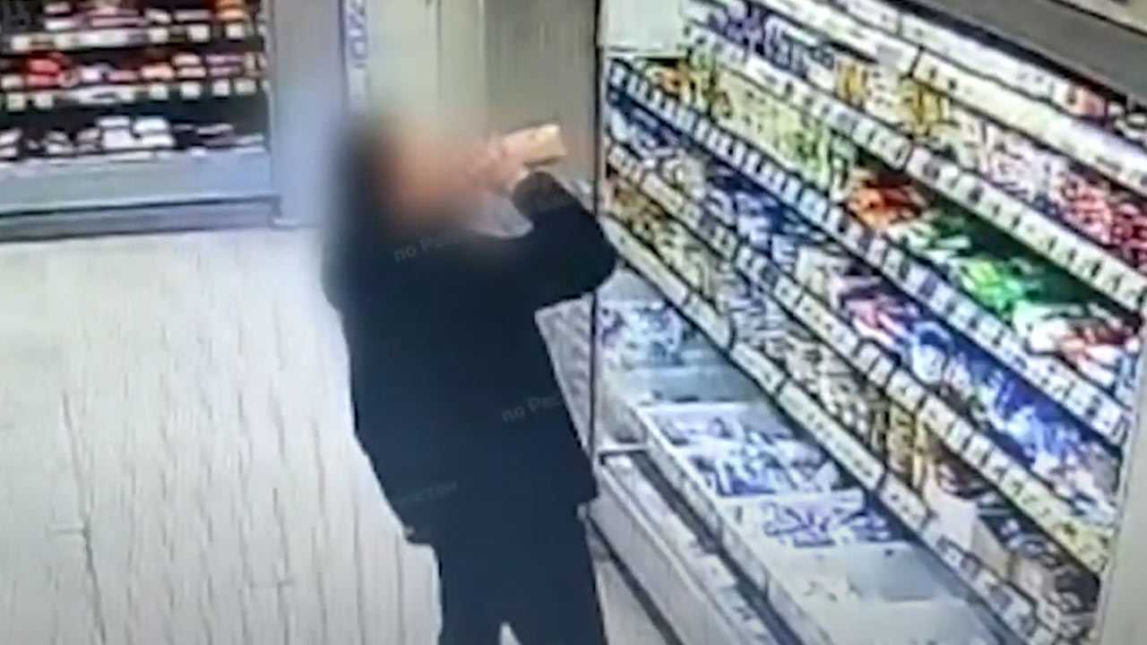 Вооруженный ножом житель Белорецка загнал продавца супермаркета на склад