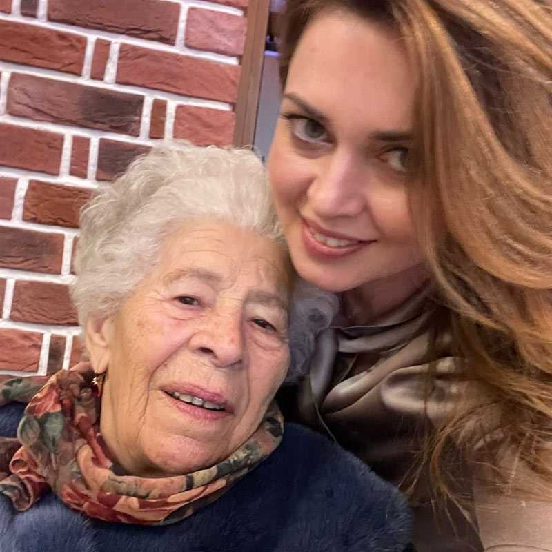 Жена главы Башкирии Каринэ Хабирова поделилась трогательным фото со своей 90-летней бабушкой