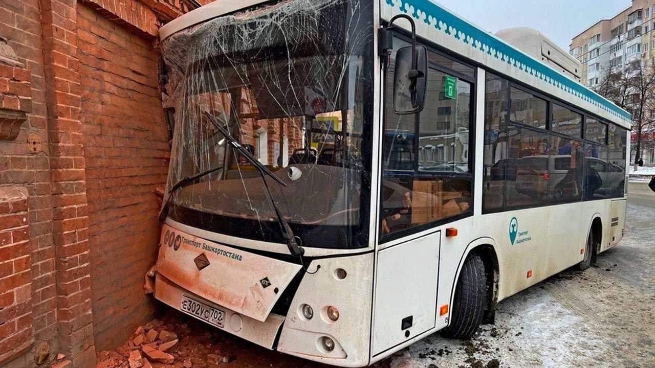 В Уфе пассажирский автобус врезался в дом Якушевых