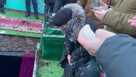 На похоронах Муртазы Рахимова в Уфе стало плохо женщине