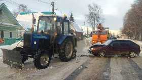 В Уфе в аварии с легковушкой и трактором пострадала 45-летняя женщина