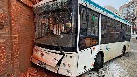 В Уфе пассажирский автобус врезался в дом Якушевых