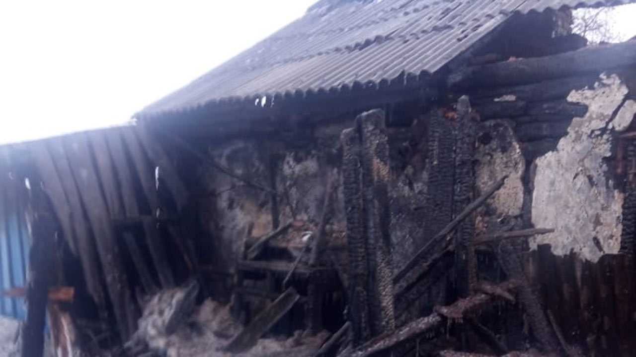 В Альшеевском районе Башкирии пенсионерка получила ожоги, пытаясь потушить загоревшийся дом