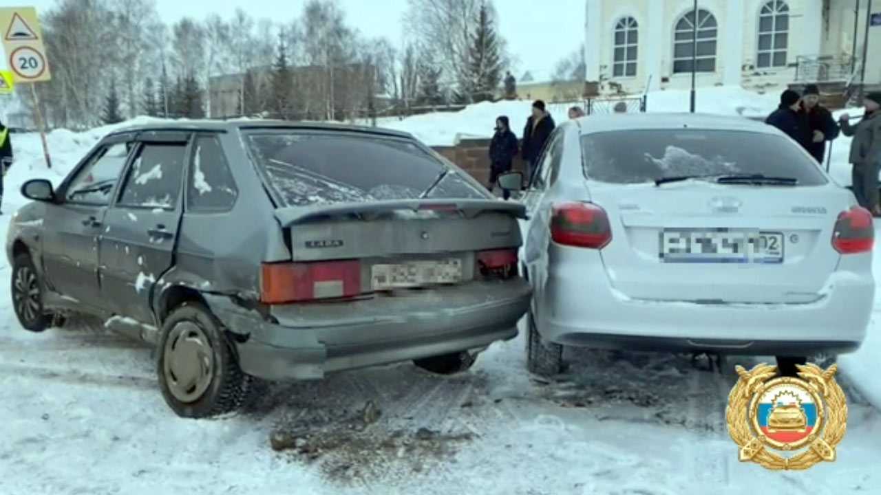 В Благоварском районе Башкирии столкнулись 3 автомобиля: пострадал один из водителей