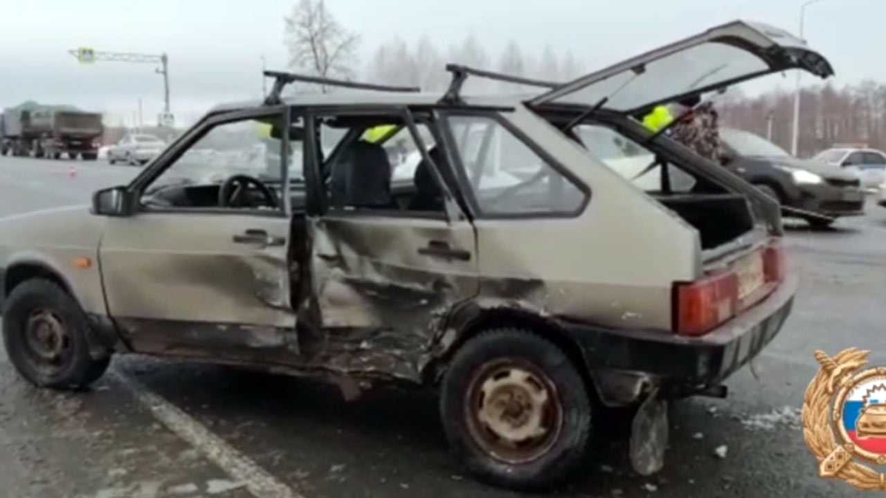 В Иглинском районе Башкирии водитель и пассажирка «ВАЗа» пострадали в ДТП с иномаркой
