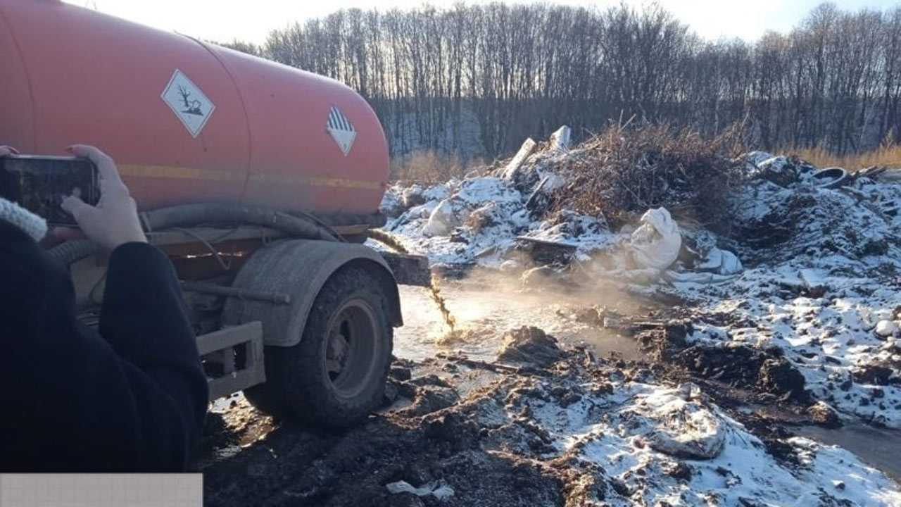 Глава Башкирии возмутился сливом жидких отходов на окраине села в Мишкинском районе