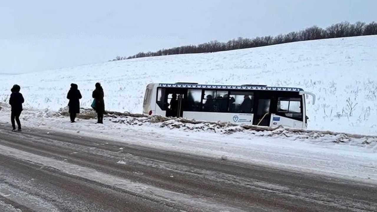 В Башкирии автобус с пассажирами вылетел в кювет