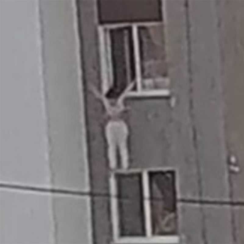 В Уфе из окна многоэтажного дома выпрыгнула женщина