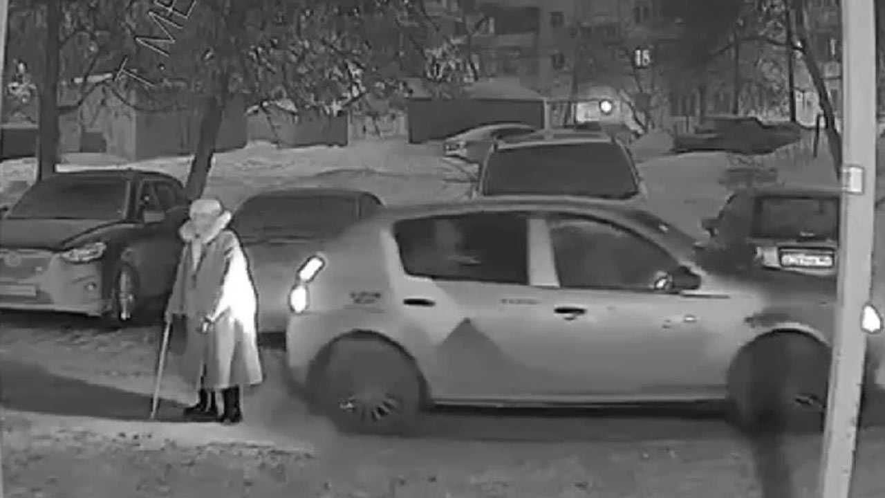 В Уфе таксист сбил пенсионерку во дворе у дома и уехал с места ДТП