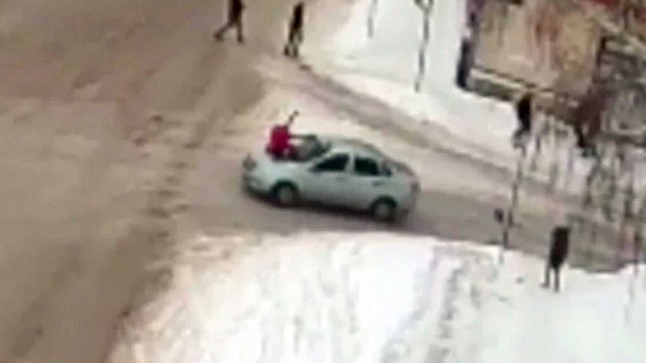 В Башкирии водитель Лады Гранта сбил женщину и провез ее на капоте несколько метров