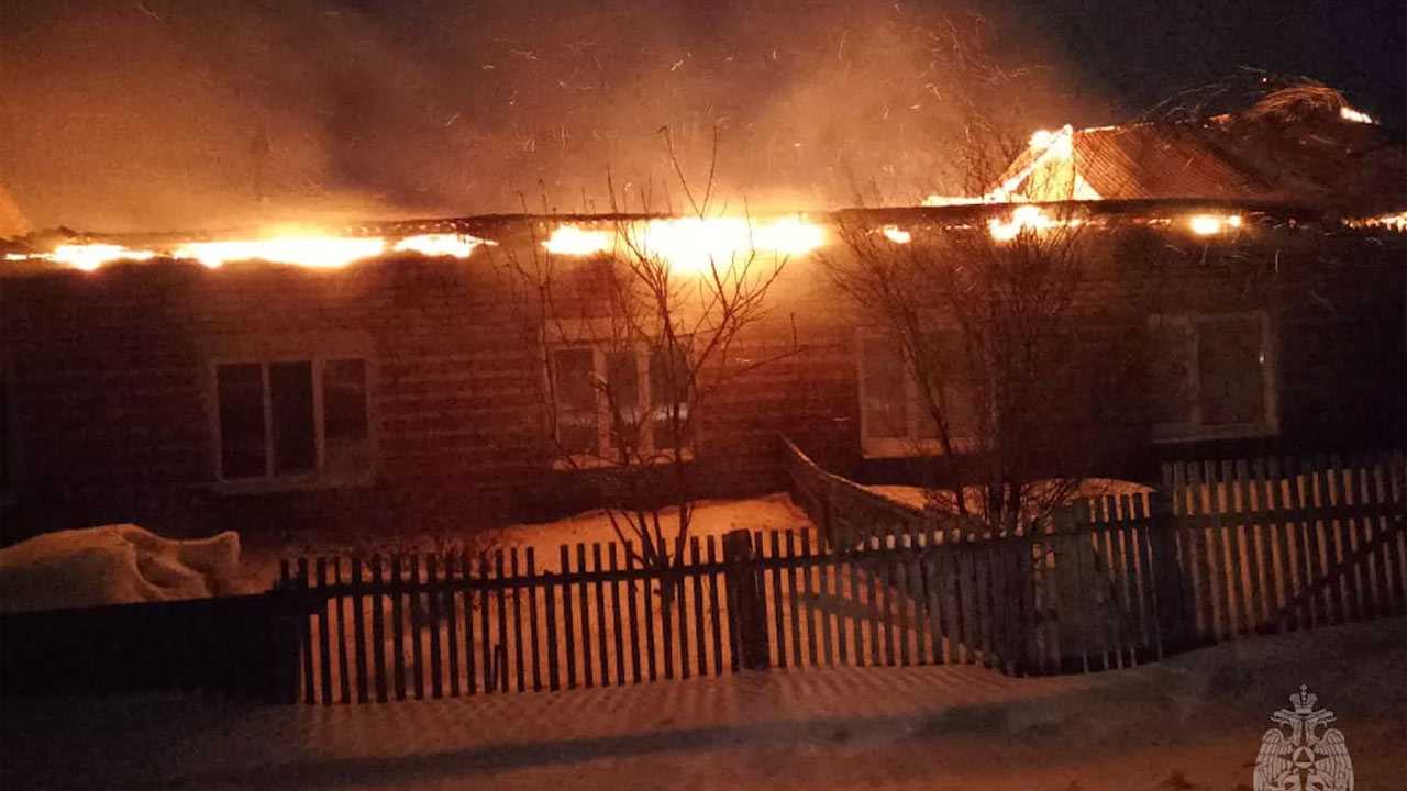 В Башкирии загорелась кровля 4-квартирного жилого дома