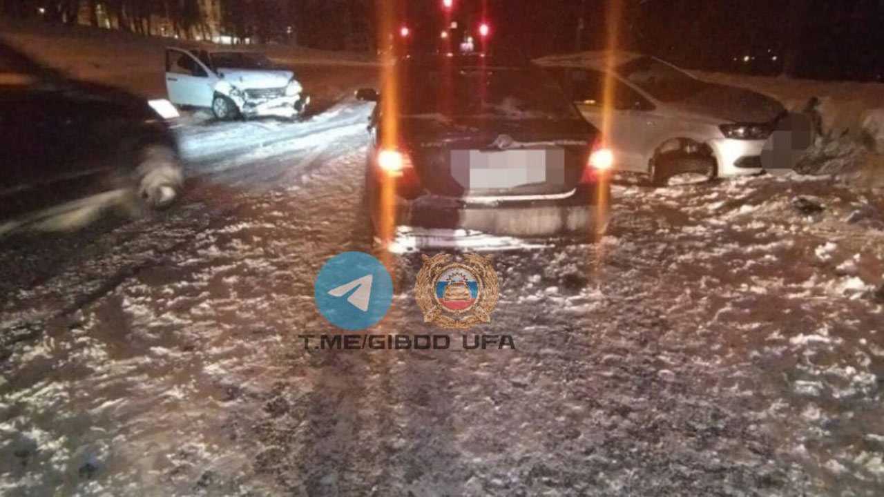 В Уфе в ДТП с 3 автомобилями пострадали 2 человека