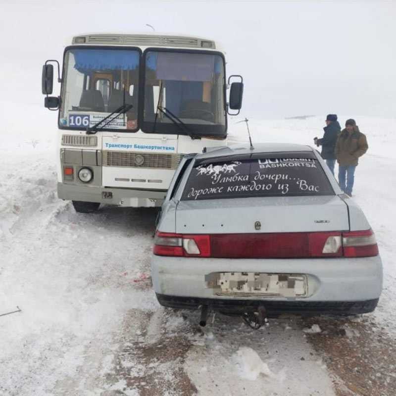 В Башкирии два человека пострадали в аварии с автобусом