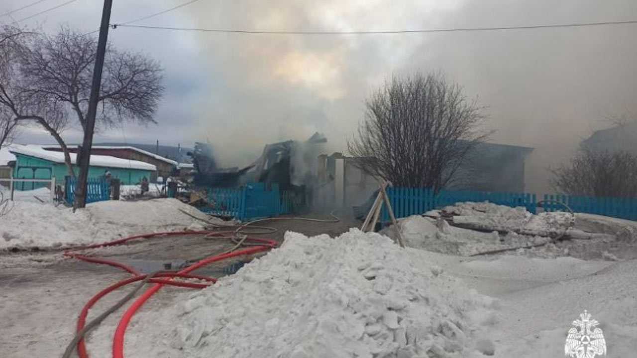 В Башкирии из-за ветра пожар с одного дома перекинулся на два соседних