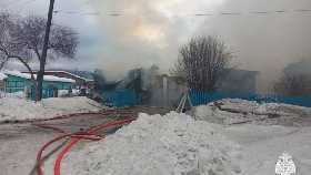 В Башкирии из-за ветра пожар с одного дома перекинулся на два соседних