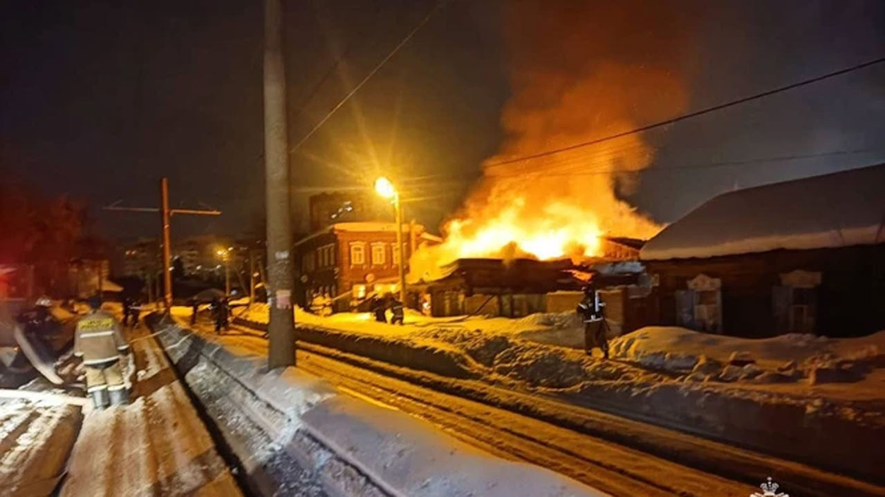 В страшном пожаре около крупного ТЦ в Уфе погибли 2 человека