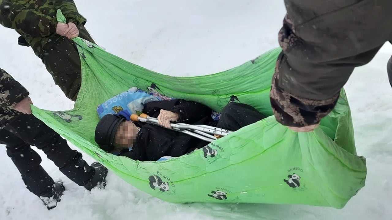 В Башкирии из-за аномального снегопада неходячего мужчину почти километр несли в одеяле