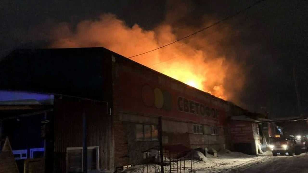 В Башкирии на площади 500 кв. м загорелся магазин
