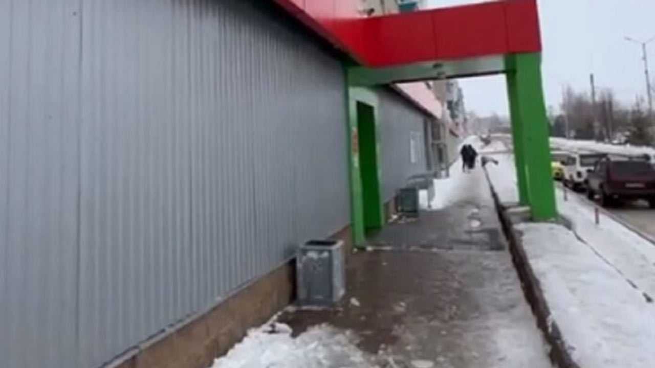 В Башкирии кусок льда упал на 11-летнего ребенка (ВИДЕО)
