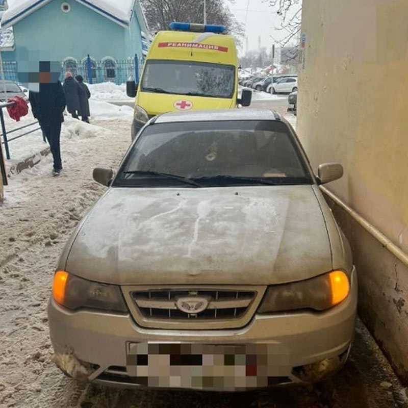 В Уфе припаркованный автомобиль без водителя сбил пенсионерку