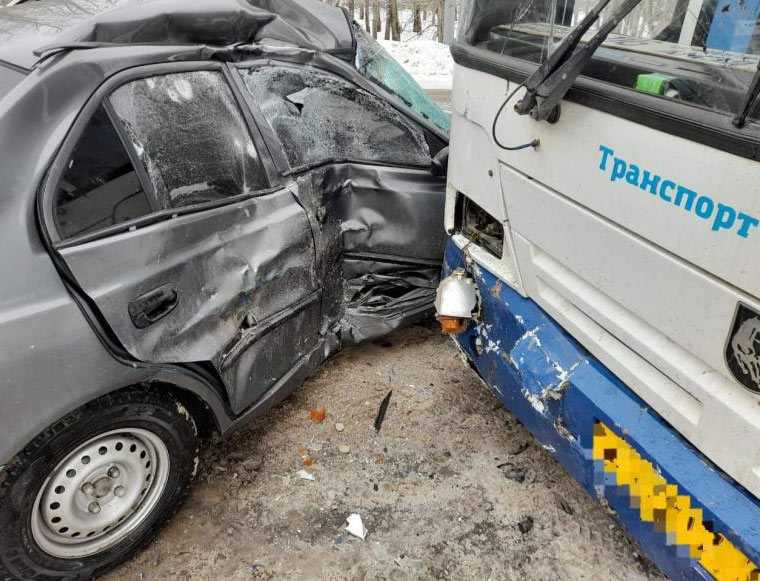 В Башкирии пассажирский НефАЗ протаранил иномарку