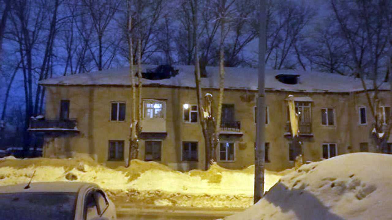 В Уфе у многоквартирного дома из-за скопившегося снега провалилась крыша