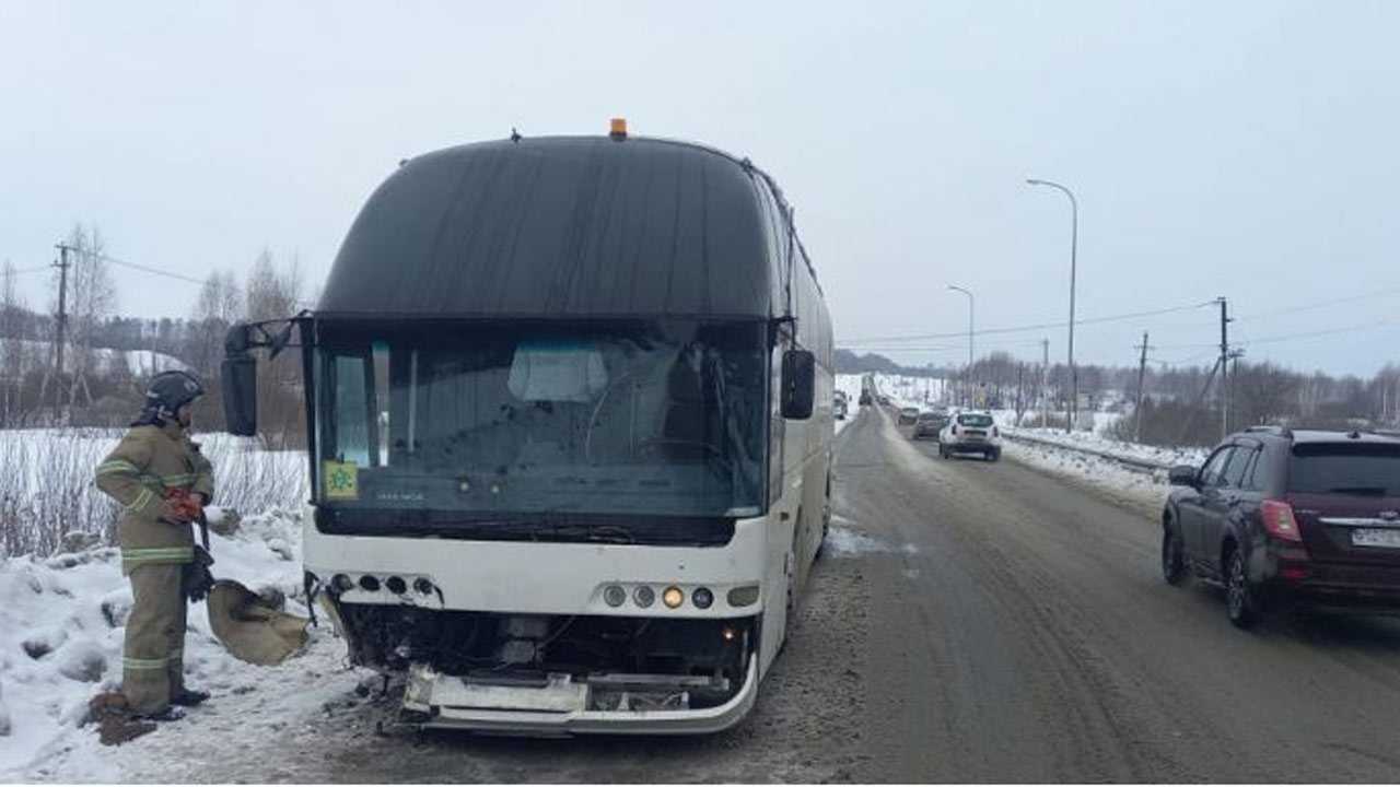 В Башкирии Daewoo Nexia столкнулась с автобусом, в котором находились 46 детей