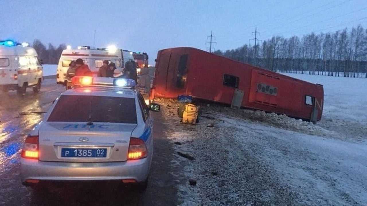 В Башкирии автобус с 25 пассажирами съехал с дороги и опрокинулся на бок