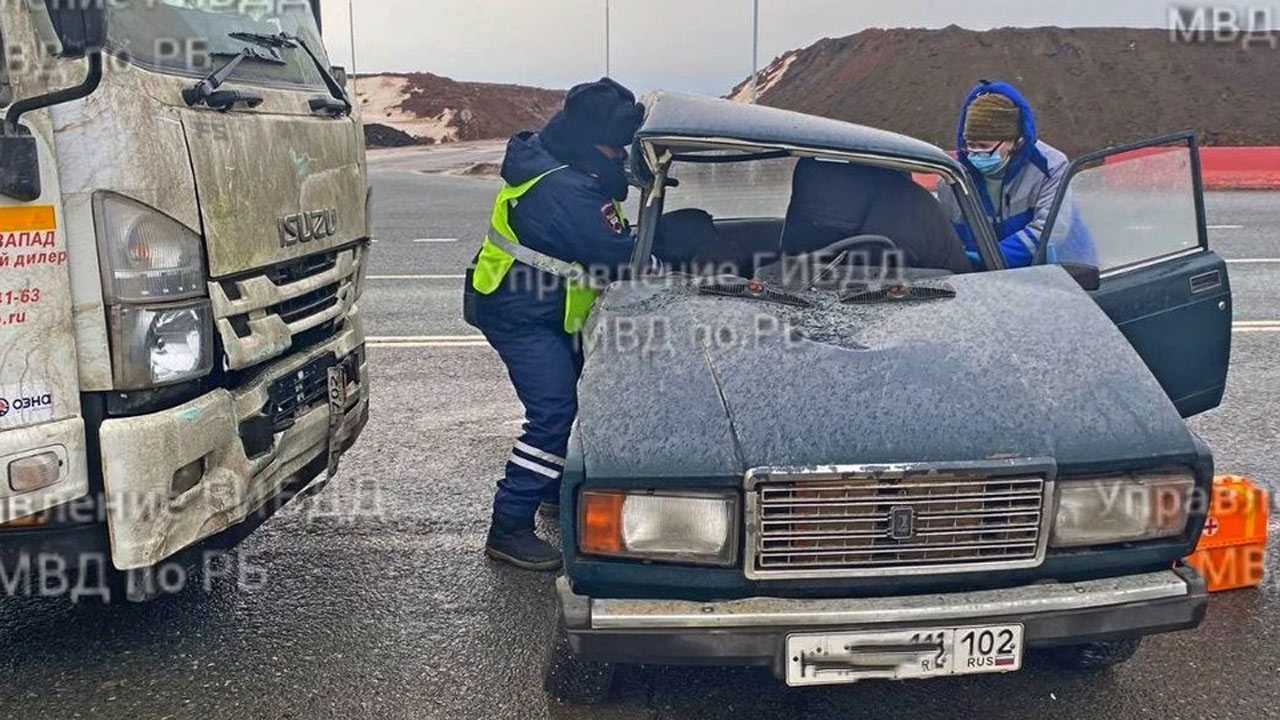 В Башкирии в аварии с грузовиком ISUZU погиб водитель ВАЗ-2107