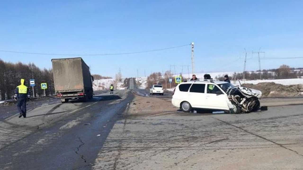 В Башкирии две женщины пострадали в аварии «Приоры» и грузовика