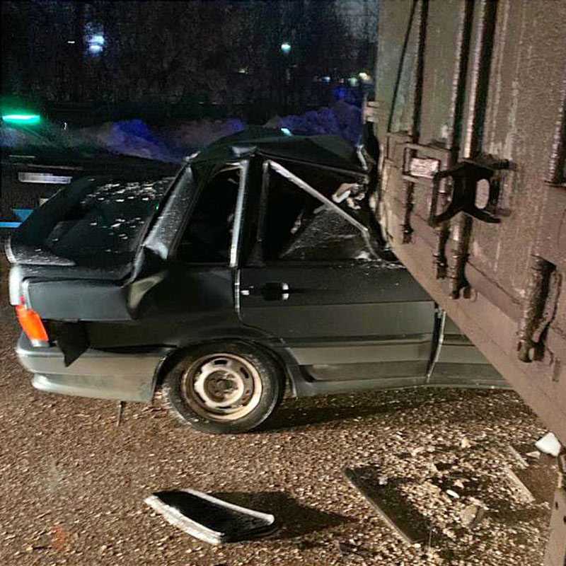 В Башкирии водитель легковушки врезался в припаркованный грузовик