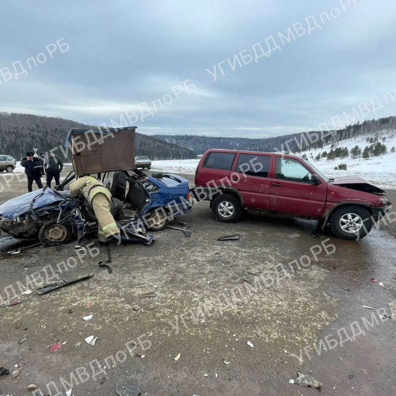 В Башкирии на трассе столкнулись 2 легковушки, погибла пассажирка