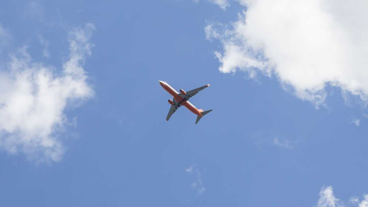 Летевший в Уфу самолет экстренно приземлился из-за больного пассажира