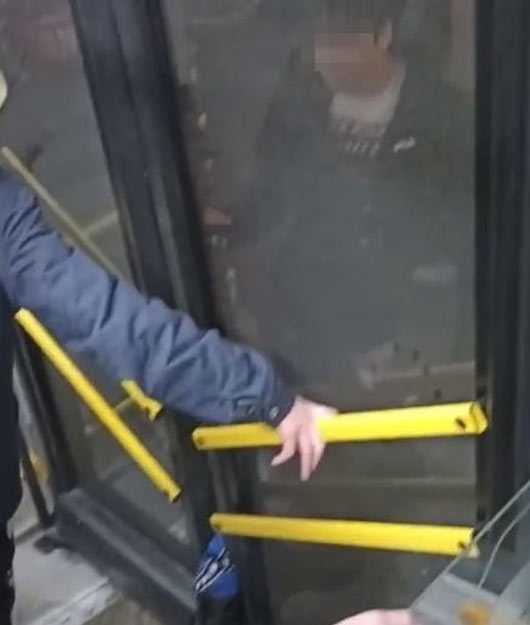 В Уфе водитель автобуса зажал дверью ногу подростку, не заплатившему за проезд