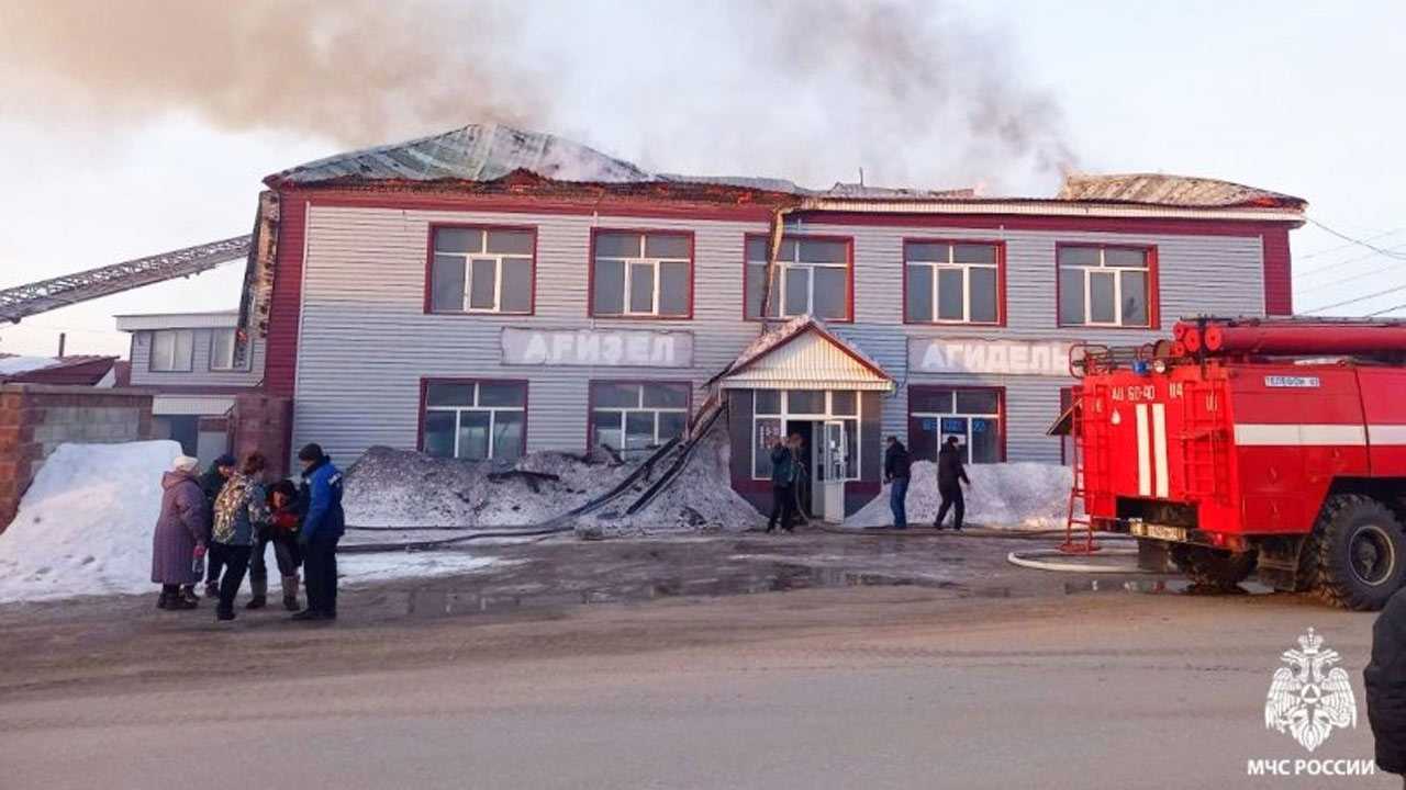 В Башкирии пожарные потушили огонь в магазине