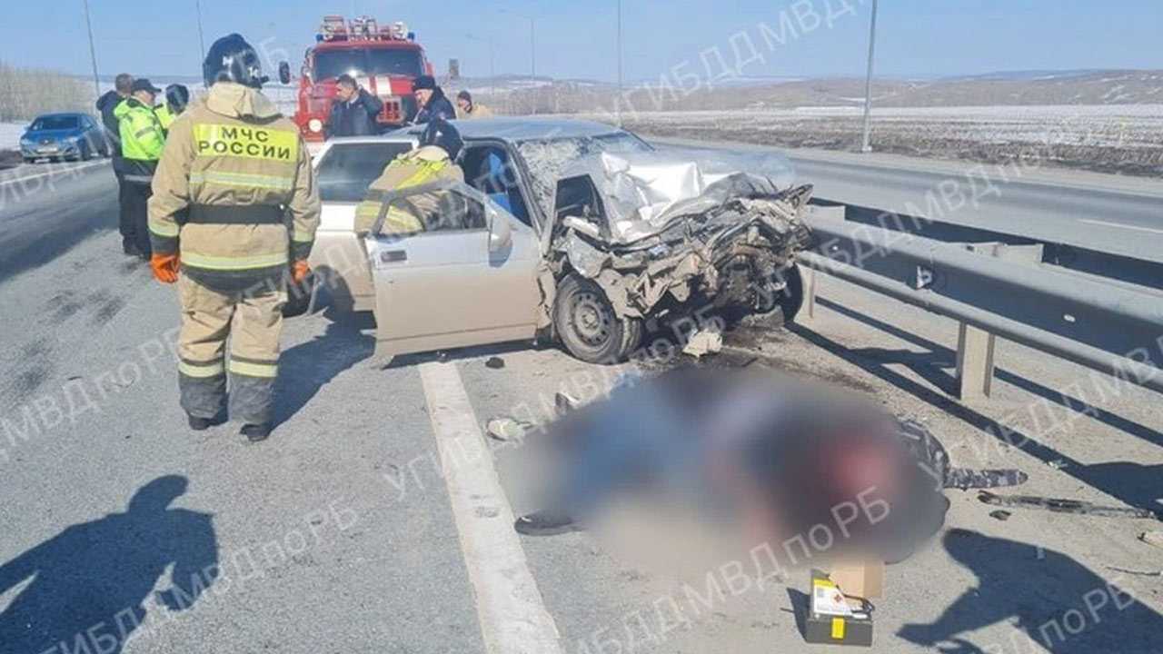 В Башкирии в аварии ВАЗ-2112 и КамАЗа погиб пассажир