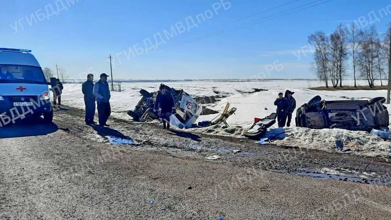 В Башкирии легковушка столкнулась со “скорой”: погиб один человек, 3 пострадали