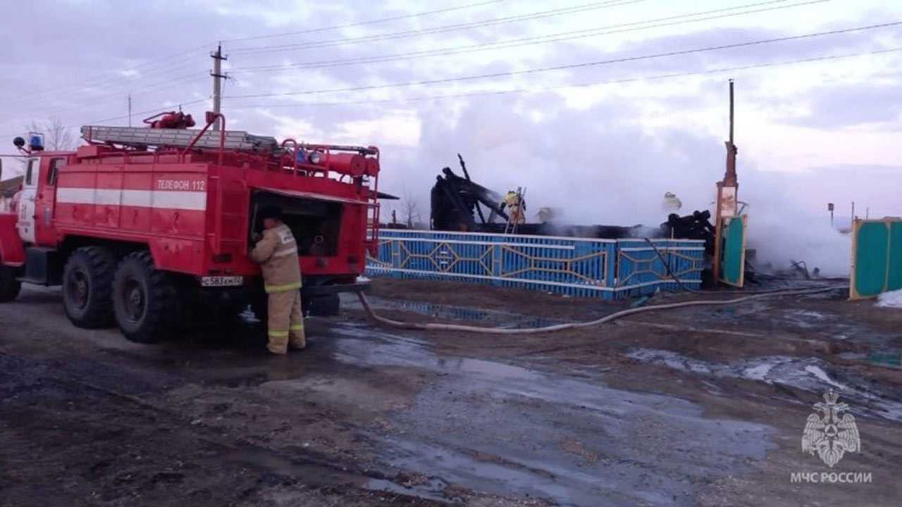 В Башкирии, в ходе тушения пожара в доме, спасатели обнаружили труп мужчины