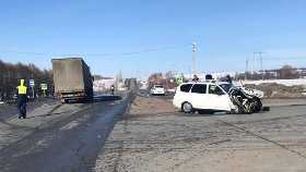 В Башкирии две женщины пострадали в аварии «Приоры» и грузовика