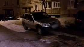 Водитель Шевроле Нива во дворе дома в Башкирии переехал лежащего человека